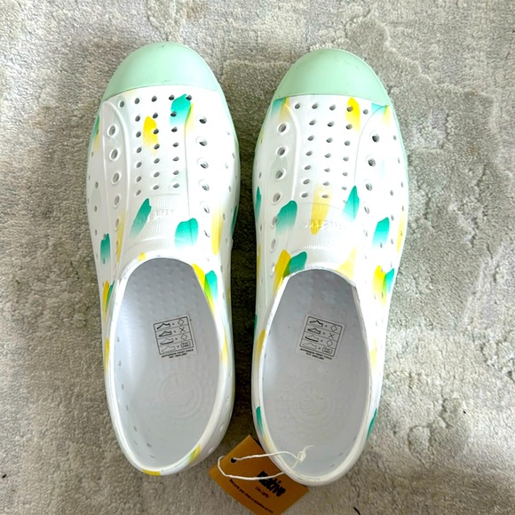 Native Shoes Other - NWT Native Shoes Girls Size 2